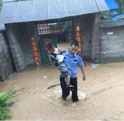 南陽突遭暴雨！多3d全息廣告機地被淹瞬間成“?！?！